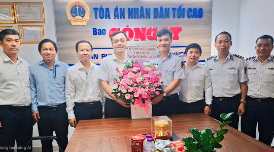 Bộ Tư lệnh Vùng Cảnh sát biển 3 thăm, chúc mừng Báo Công lý