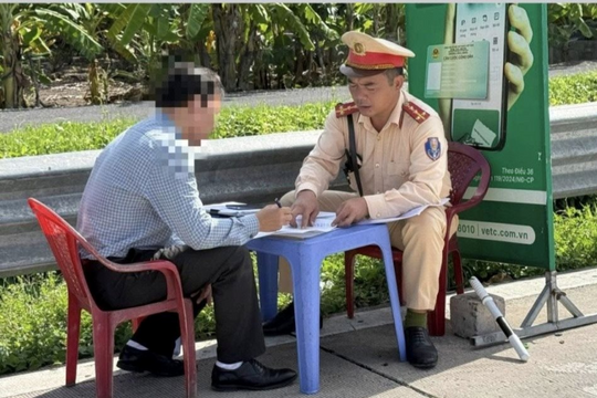 Dừng xe trên cao tốc, lái xe bị phạt tới 14 triệu đồng