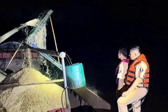 Bắt quả tang hai tàu khai thác cát trái phép trên sông Lam