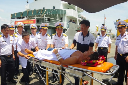 Đưa ngư dân bị tai nạn trên biển về đất liền an toàn