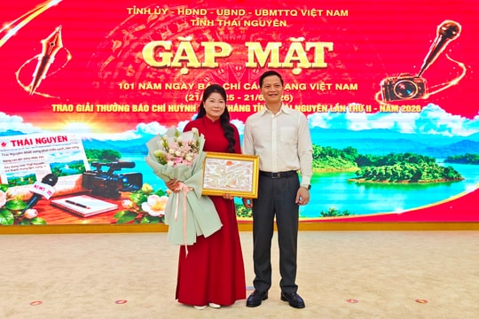 Phóng viên Báo Công lý nhận Bằng khen của Chủ tịch UBND tỉnh Thái Nguyên