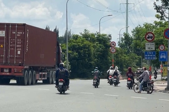 TP.HCM: Xe quá tải, xe container “phớt lờ” biển cấm