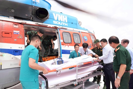 Đưa nhân viên y tế nguy kịch về đất liền