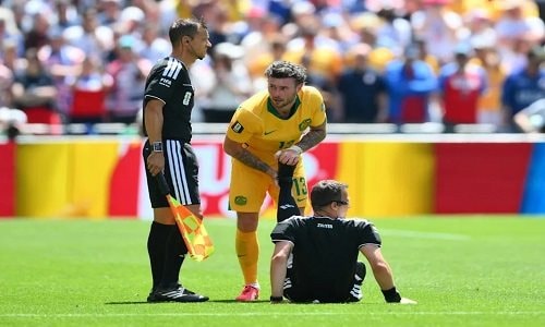 Trọng tài Felix Zwayer bị chuột rút ở phút 90+ trong trận Mỹ và Australia