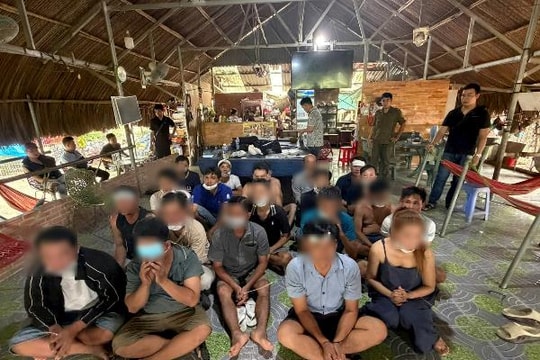 Triệt phá ổ nhóm cá cược đá gà qua mạng, phát hiện nhiều vũ khí nguy hiểm