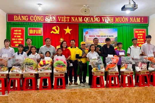 Đắk Lắk: Mang hơn 1.000 suất quà và 2.000 suất ăn đến với đồng bào vùng biên