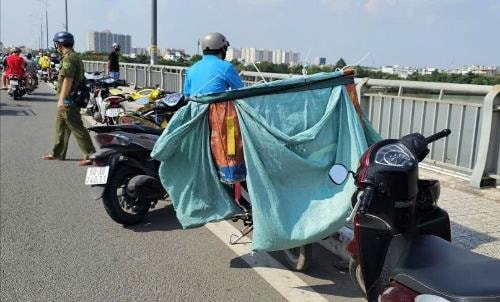 Nam nhân viên giao hàng nhanh nhảy sông tự vẫn