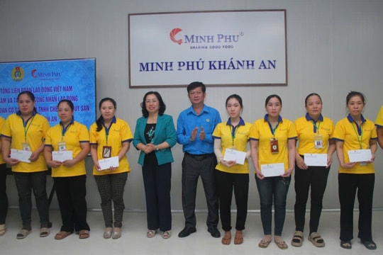 Tặng quà cho người lao động có hoàn cảnh khó khăn tại Cà Mau