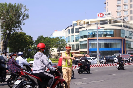 Những cú "like" phía sau các clip vi phạm giao thông