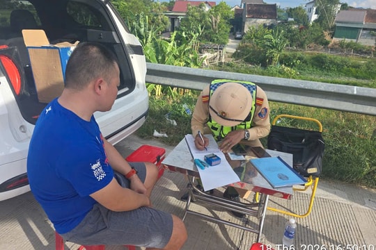 Cảnh sát giao thông cảnh báo nguy cơ ô tô nổ lốp trên cao tốc ngày nắng nóng
