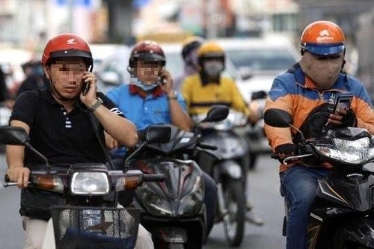 Nhiều tài xế xe ôm công nghệ bị xử phạt vì vừa lái xe vừa dùng điện thoại