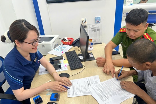 Người phụ nữ nhận lại 134 triệu đồng chuyển khoản nhầm