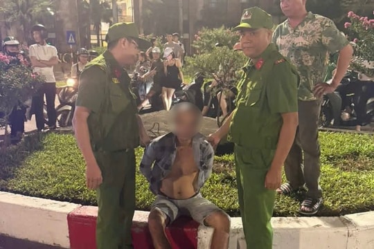 Bắt giữ người đàn ông cầm dao đuổi chém người qua đường trên phố Hà Nội