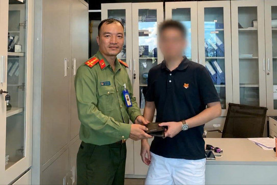 Lực lượng an ninh hàng không trao trả tài sản cho người đánh mất