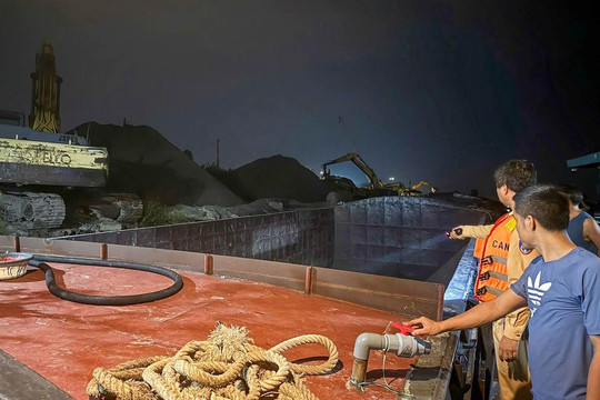 CSGT đường thủy Hà Nội đình chỉ hoạt động 2 bến bãi không phép trên sông Hồng