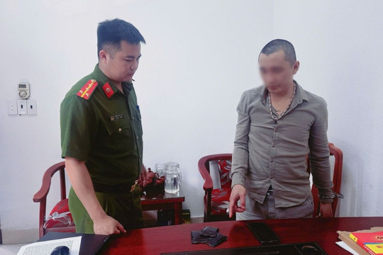 Chở bạn gái mang theo hồng phiến đi giao hàng thì bị bắt giữ