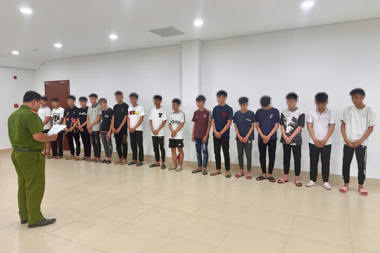 Khởi tố 14 thanh thiếu niên mang hung khí, lạng lách gây tai nạn