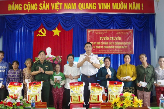 Hải đoàn 42 đưa pháp luật đến với người dân