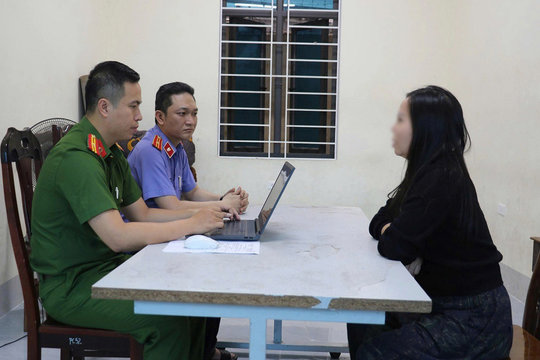 Khởi tố nhóm đối tượng dùng chất bẩn gây rối trật tự công cộng