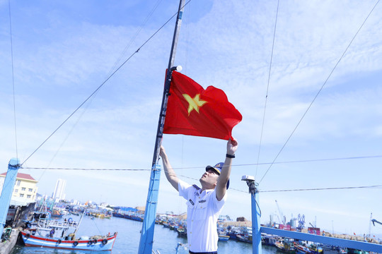 Tuyên truyền pháp luật cho ngư dân tại cảng cá Quy Nhơn