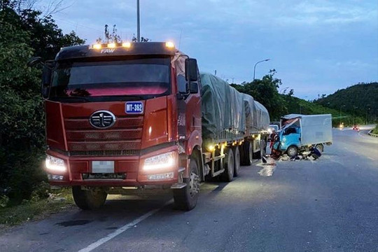 Xe tải tông xe đầu kéo, hai vợ chồng thương vong