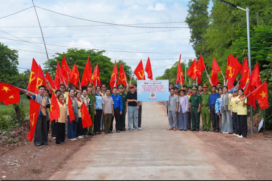 Xây dựng công trình thanh niên thắp sáng đường quê tại biên giới Ia Lốp