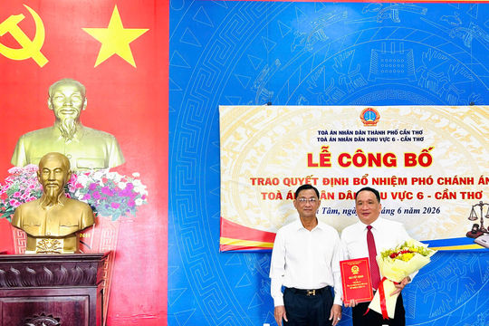 Trao quyết định bổ nhiệm Phó Chánh án TAND khu vực 6 - Cần Thơ