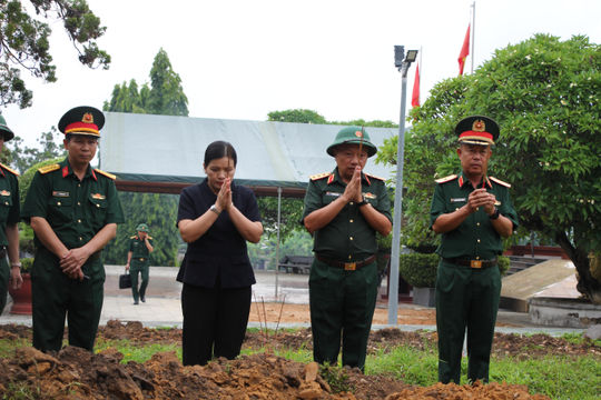 Thượng tướng Lê Quang Minh kiểm tra công tác tìm kiếm hài cốt liệt sĩ tại Quảng Ngãi