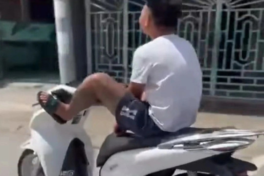 Tịch thu xe SH của nam thanh niên dùng chân điều khiển xe trên đường