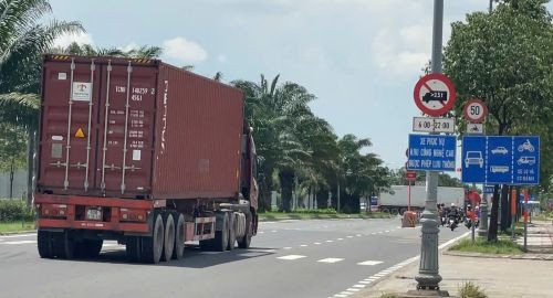 TP.HCM: Xe có dấu hiệu quá tải “tung hoành” trong Khu Công nghệ cao
