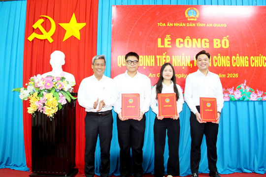 TAND tỉnh An Giang công bố quyết định tiếp nhận, phân công công chức