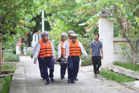Cứu ngư dân gặp sự cố khi lặn dưới biển