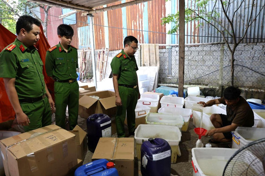 Khởi tố 2 đối tượng trong đường dây sản xuất sữa tắm, dầu gội giả