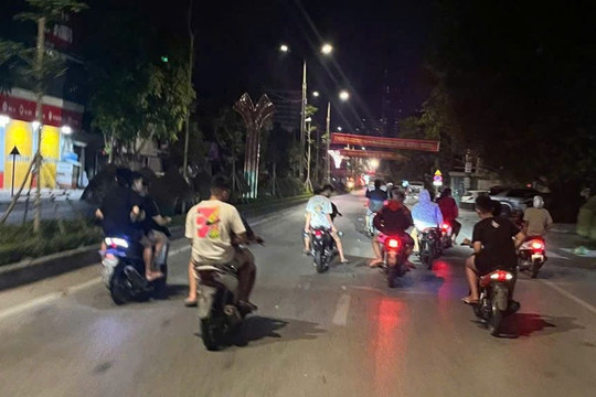 Nhóm thanh niên mang theo hung khí, lạng lách trên đường
