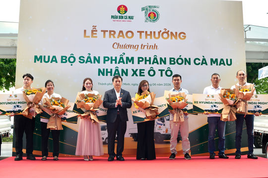 Phân bón Cà Mau trao thưởng cho nhà phân phối xuất sắc