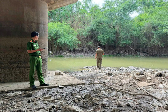 Phát hiện bao tải chứa đạn cối, lựu đạn dưới chân cầu