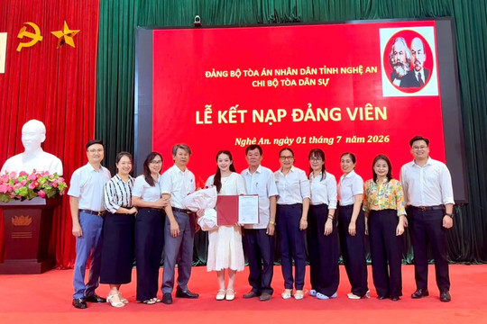 Chi bộ Tòa Dân sự TAND tỉnh Nghệ An kết nạp đảng viên mới