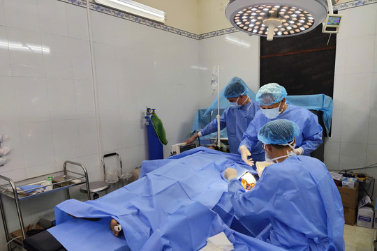 Quân y Trường Sa liên tiếp cấp cứu hai ngư dân gặp nạn trên biển