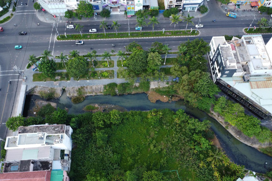 Nước đục, bốc mùi hôi liên tục xả ra rạch Bàu Hạ