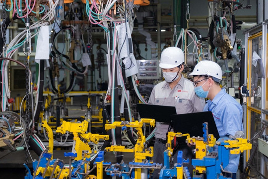 PMI tháng 6 giảm nhẹ xuống 51,8 điểm