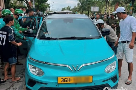 Nam tài xế taxi đột quỵ trong xe khi đợi khách