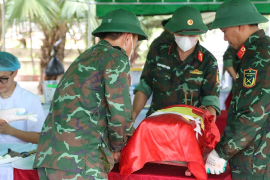 Lấy mẫu sinh phẩm 1.308 hài cốt liệt sĩ tại Đô Lương