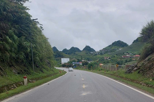Thí điểm lắp đinh phản quang năng lượng mặt trời trên Quốc lộ 6