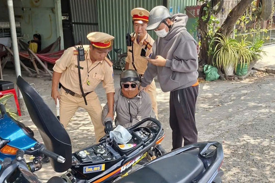 Bắt nhóm nghi phạm dùng vé số giả lừa người bán vé số dạo