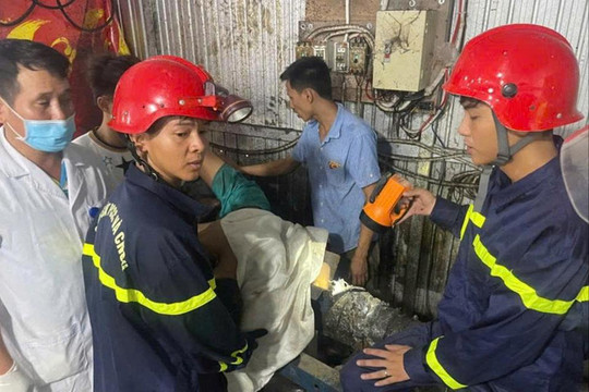 Giải cứu nam thanh niên mắc kẹt cánh tay trong máy tái chế hạt nhựa