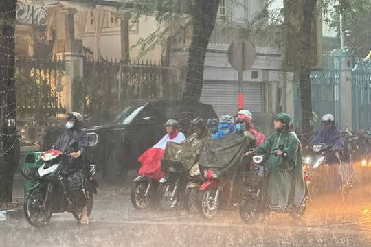 Thời tiết 4/7: TP.HCM mưa dông chiều tối, miền Bắc chịu ảnh hưởng bão số 1