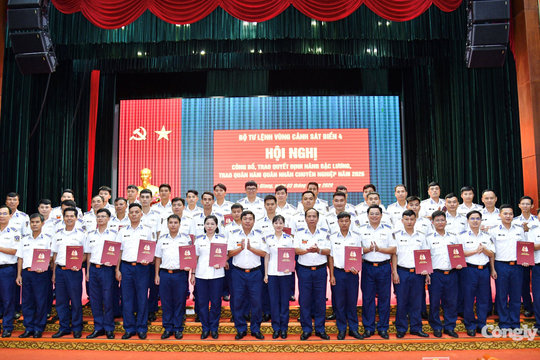 BTL Vùng Cảnh sát biển 4 trao quyết định nâng bậc lương, thăng quân hàm QNCN năm 2026