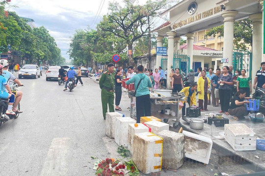Xử lý tình trạng bán hàng rong, lấn chiếm vỉa hè ở phường Hạc Thành