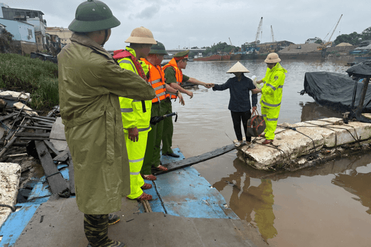 Không để người dân chủ quan quay lại lồng bè, phương tiện khi bão chưa đi qua