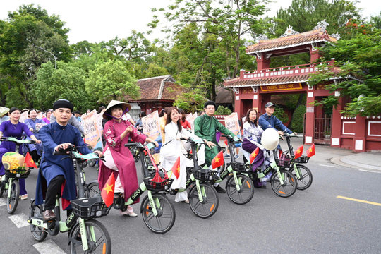 Đạp xe trong tà áo dài, quảng bá thương hiệu "Huế - Kinh đô Áo dài"